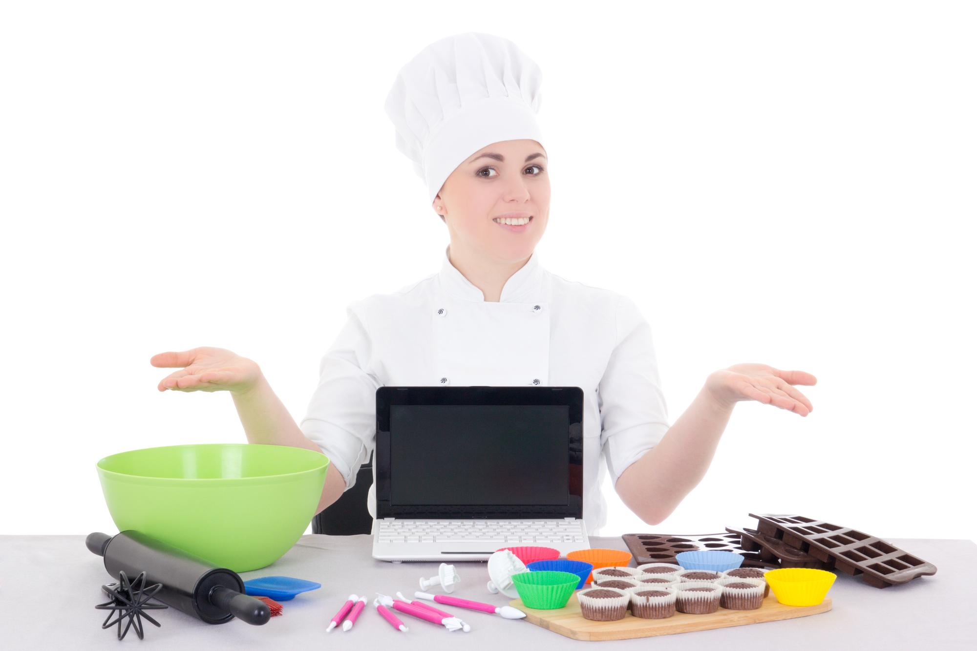 Cucina luminosa con attrezzatura professionale e ingredienti freschi
