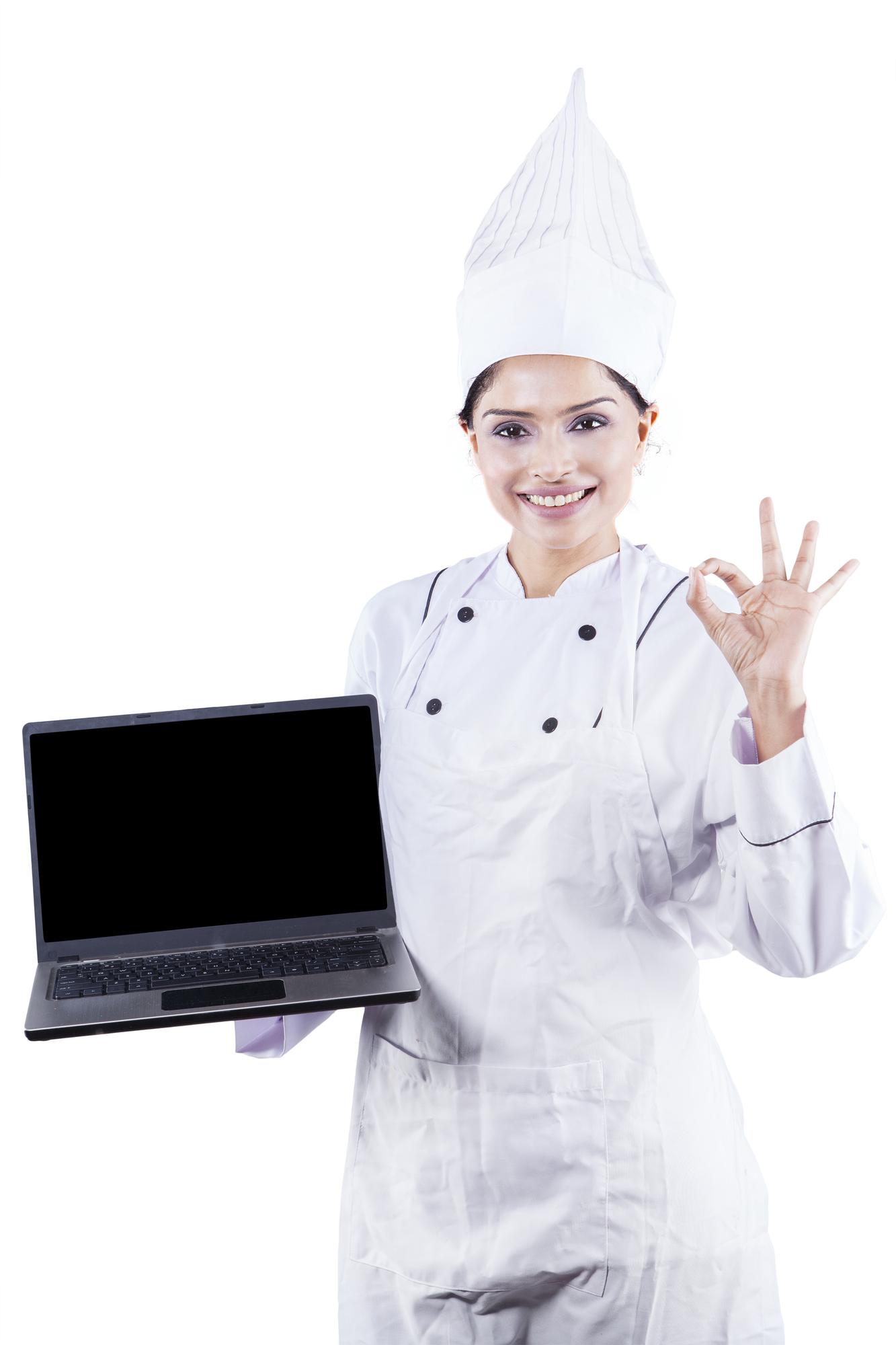 Chef che sorride durante una lezione online
