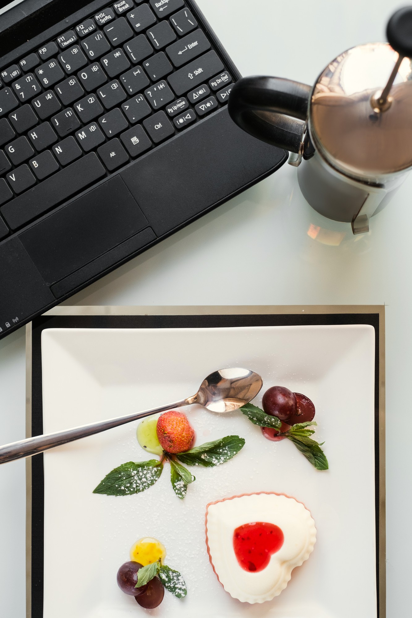 Piatto principale fotografato in stile editoriale con sovrapposizione media